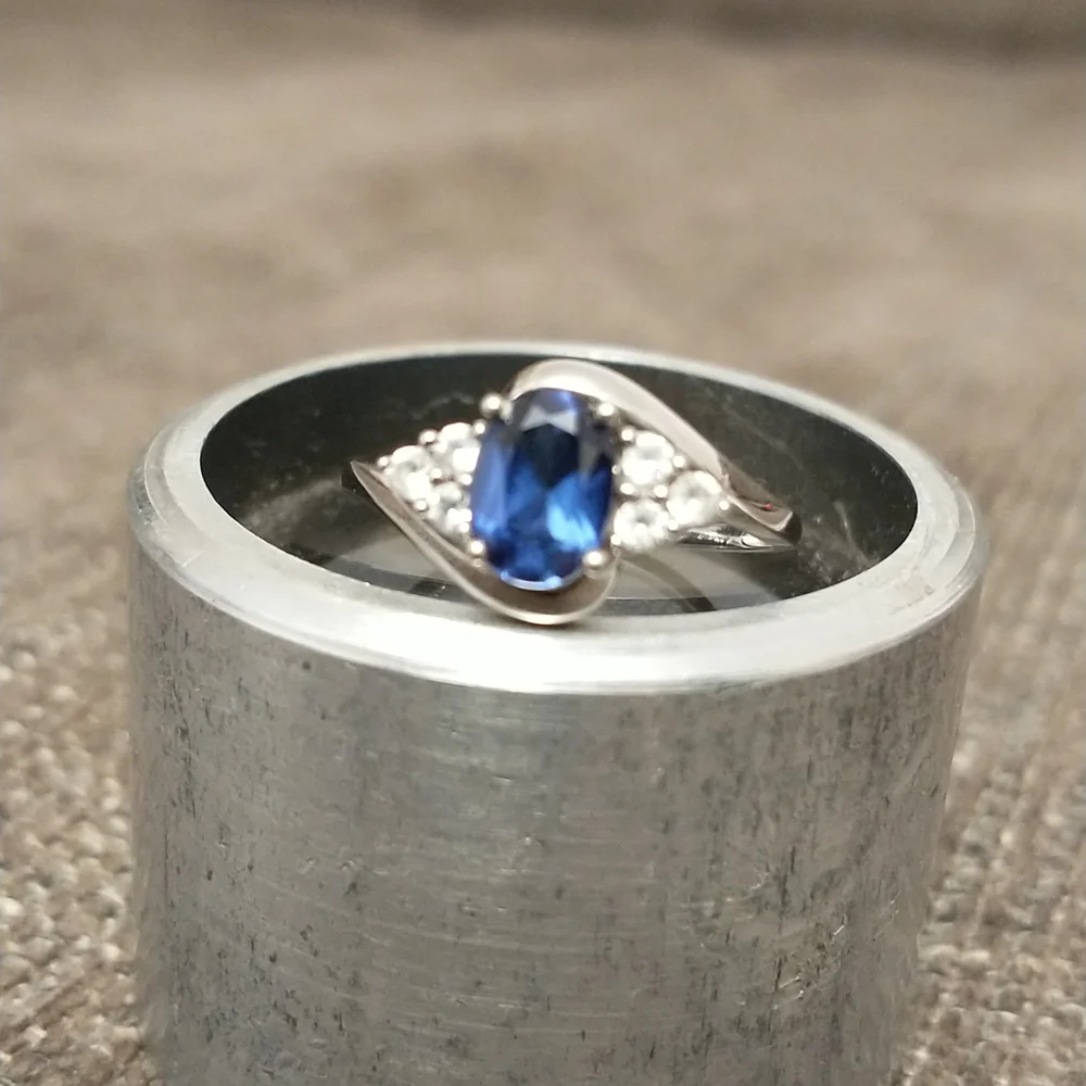 Beautiful 10k white gold blue sapphire ring with diamonds - Picture 1 of 4